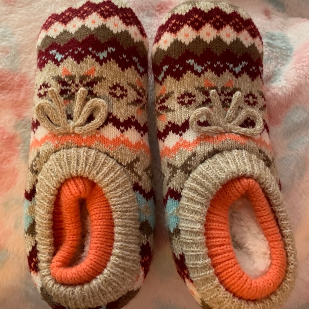 NEVER WORN sherpa lined slippers